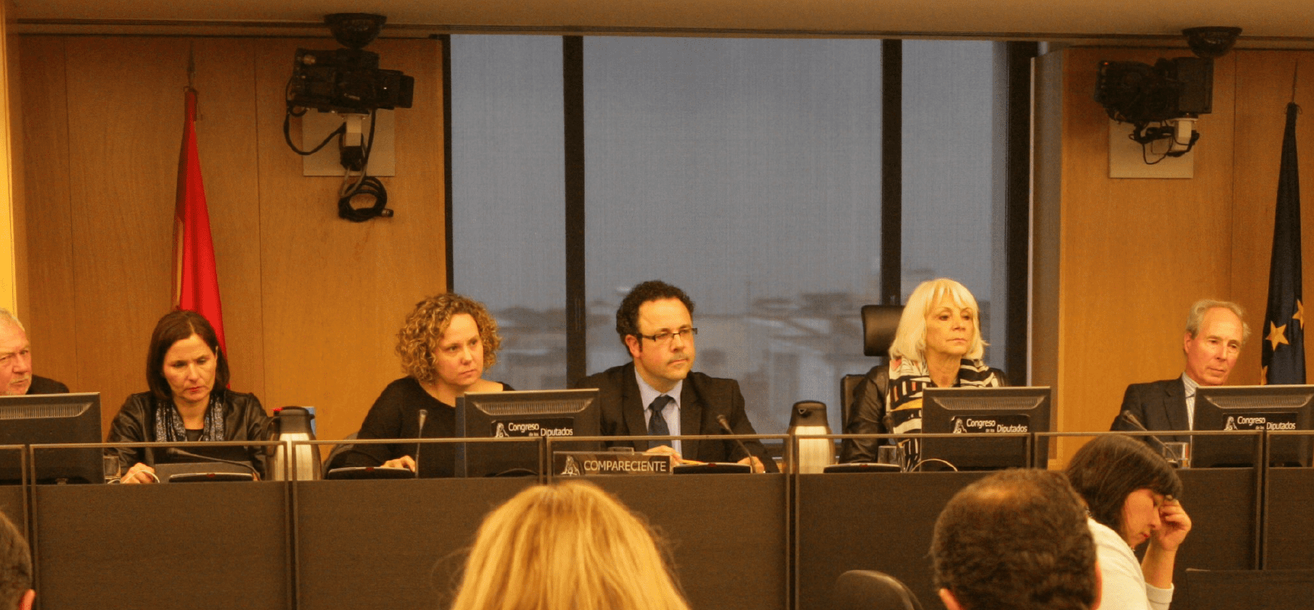 Foto de una mesa institucional presidida por la Dirección de Autismo España
